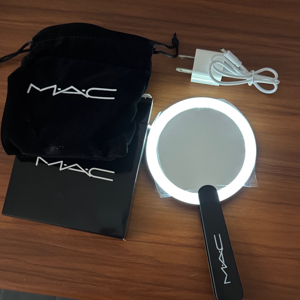 MAC Cosmetics Illuminated Handheld Mirror Set
